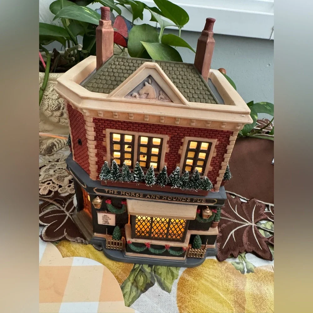 Department 56 Dickens' Village
Series The Horse and Hounds Pub - Picture 6 of 10